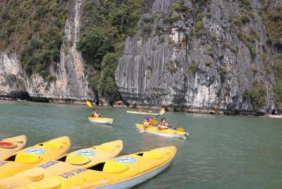 Excursión de día completo a las islas y las cuevas de la Bahía de Halong desde Hanoi