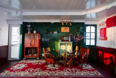 Viaje de crucero de 7 horas por la bahía de Halong: espeleología, kayak, isla Titop, playa y almuerzo