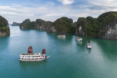 Excursión de día completo a la bahía de Halong: crucero, kayak y cuevas
