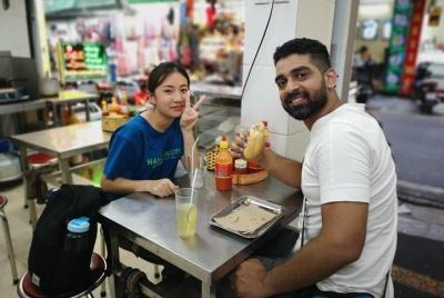 Tour de comida callejera y espectáculo de marionetas de agua en el casco antiguo de Hanói