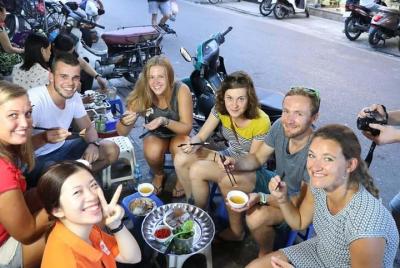 Grupo pequeño: recorrido a pie por la calle del barrio antiguo de Hanoi