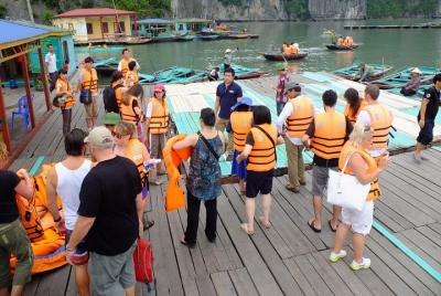 Excursión de día completo a la bahía de Halong: traslado de ida y vuelta a la autopista rápida