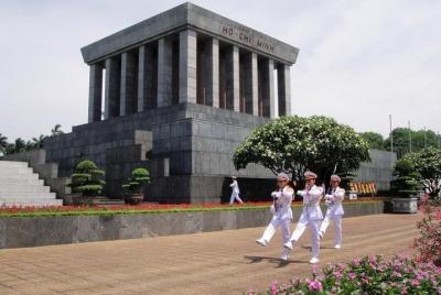 Visita a la ciudad de Hanoi con el pueblo de cerámica de Bat Trang o el Museo de Etnología de Vietnam