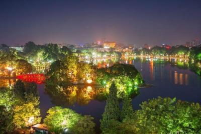 Hanoi Street food by Cyclo tour, Discover Ceremony of Bajando la bandera nacional