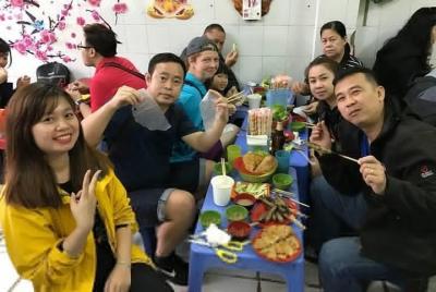 Tour de comida callejera en grupos pequeños de Hanoi con un verdadero entusiasta (tour a pie de degustación)