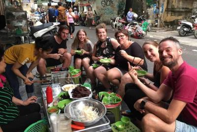 Degustando 7 diferentes comidas callejeras de Hanoi + bebidas locales durante el día caminando