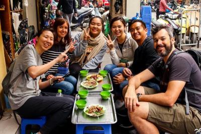Visita privada a pie por la comida callejera de Hanoi con un verdadero guía gastronómico experto local