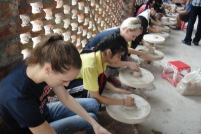 Comida callejera gratuita y visita a la ciudad de Hanoi, Bat Trang Pottery Village o un museo único