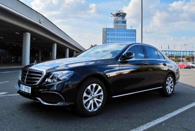 Aeropuerto de Praga -> Traslado privado al hotel en un Mercedes-Benz