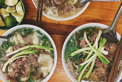 Tour de comida callejera en grupos pequeños de Hanoi con degustaciones
