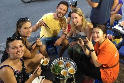 (Grupo pequeño) Recorrido gastronómico a pie por la calle de Hanoi con guía local experto