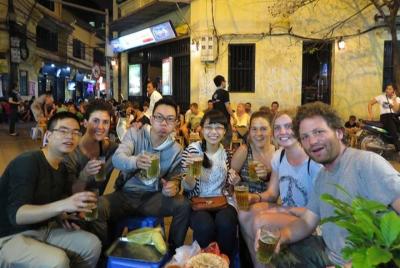 Grupo pequeño: Ha Noi Walking Street Food Tour con guía profesional