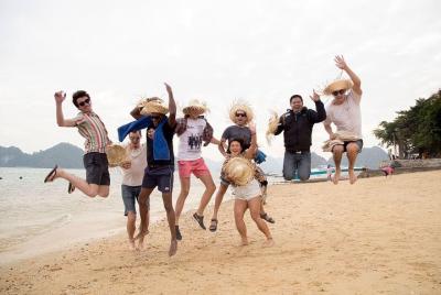 Excursión de día completo a la bahía de Halong: visita la cueva sorpresa, la isla Titop, kayak y natación