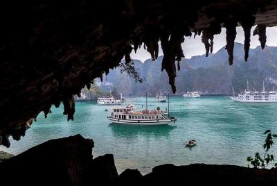 Excursión de todo el día a las islas de la bahía de Halong y al tour en la cueva, 2 días por la autopista más nueva