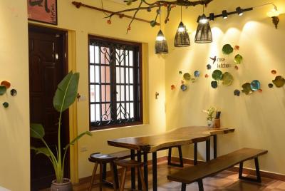 Visita al mercado local y clase de cocina en la villa francesa en Hanoi