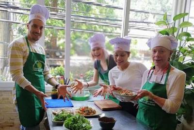 Clase de cocina de Hanoi en un restaurante local y en un recorrido por el mercado local