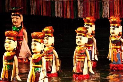 Tour de ciclo privado por la noche con espectáculo de marionetas acuáticas