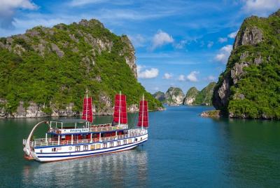 7 horas Explore la bahía de Halong en un crucero de lujo: grupo pequeño que incluye kayak