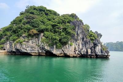 Excursión de un día a la bahía de Halong: senderismo, kayak y cueva