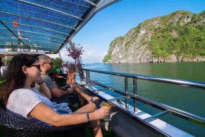 Crucero de día completo por la bahía y la cueva de Halong con almuerzo desde Hanói