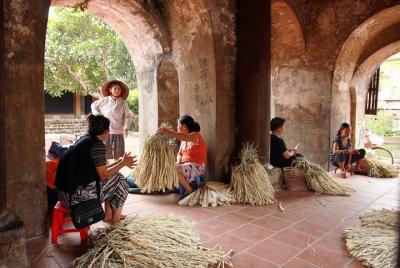 ✿ Hacer un sombrero cónico vietnamita tradicional en la aldea de comercio tradicional.