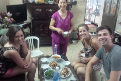 Clase de cocina clásica de Hanoi en una cocina local