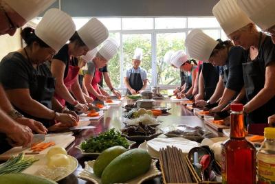 Clase de cocina de comida vietnamita en Hanoi con experiencia de mercado