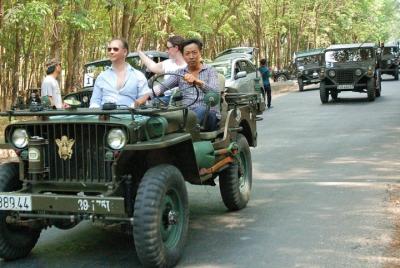 Visita gastronómica de medio día a Hanoi en Jeep Car