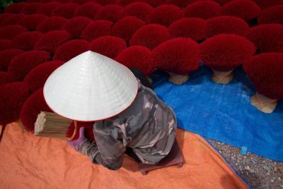 Los palitos de incienso - tours fotográficos de Hanoi con Momentlives