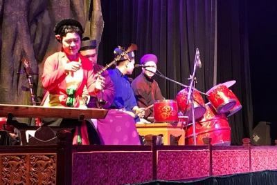 Cicloturismo nocturno con espectáculo de marionetas acuáticas