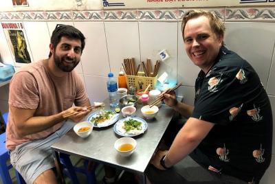 Comida callejera de Hanoi e ir en tren a la famosa calle del tren