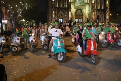 Tour nocturno de comida callejera en Hanói Vespa