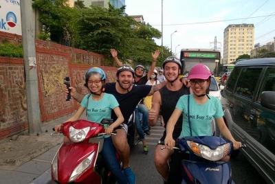 Excursión nocturna de cerveza de 5 horas en moto en Hanoi