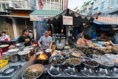 Tour de comida callejera de medio día en la ciudad de Ho Chi Minh en moto