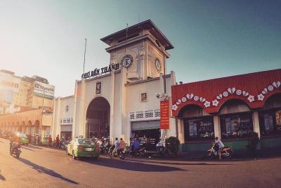 El viaje a pie por la ciudad con amigos de estudiantes
