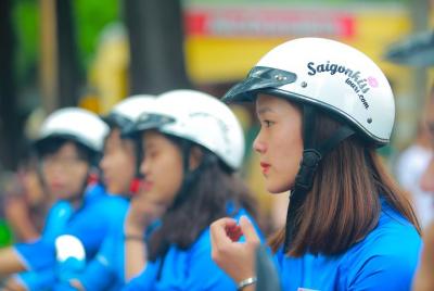 Tour nocturno de GirlPower Saigon en scooters con mujeres conductoras | Tours de besos