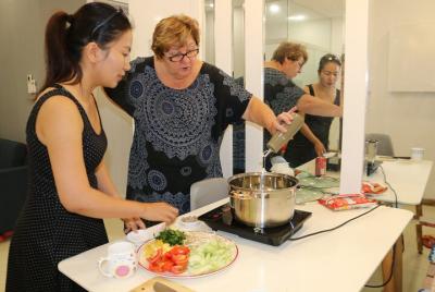 Clase virtual práctica de cocina vietnamita con la familia de Vi