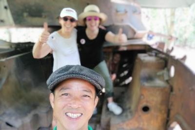 Guía experimentado del túnel de Cu chi.