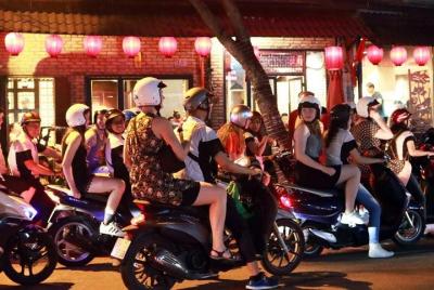 Tour privado: descubre la vida nocturna de Saigón en Scooter