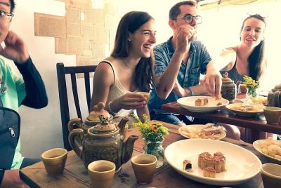 Tour de comida por la calle de Saigon por la mañana