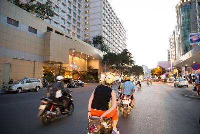 Saigon Food Tour en Scooter en la noche