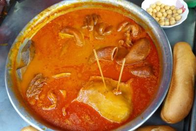 Excursión privada extraña a pie por la comida local