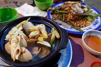 Comida callejera no turística con locales