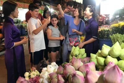 Recorrido privado por Saigon Food con Ao Dai Girl por la noche