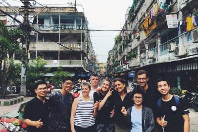 Recorrido turístico privado en moto con estudiantes locales
