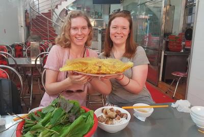 Excursión privada de comida callejera de medio día a Ho Chi Minh con estudiantes locales