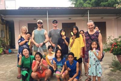 Helping Hand Food Tour con visitar el orfanato Hoi An Helping Hand Food Tour con visitar el orfanato Hoi An