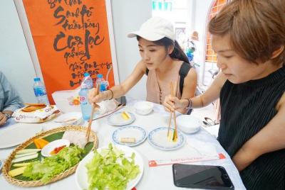Recorrido gastronómico a pie por la noche en Hoi An Recorrido gastronómico a pie por la noche en Hoi An