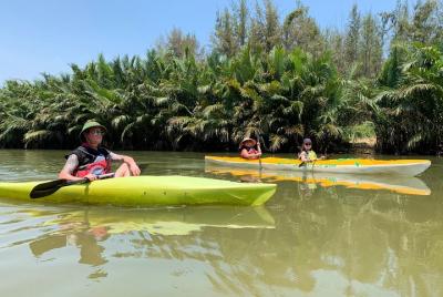 Bosque de cocopalm a una aldea artesanal Bosque de cocopalm a una aldea artesanal