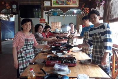 Hoi An Eco Tour y clase de cocina de papá con experiencia en un bote de bambú. Hoi An Eco Tour y clase de cocina de papá con experiencia en un bote de bambú.